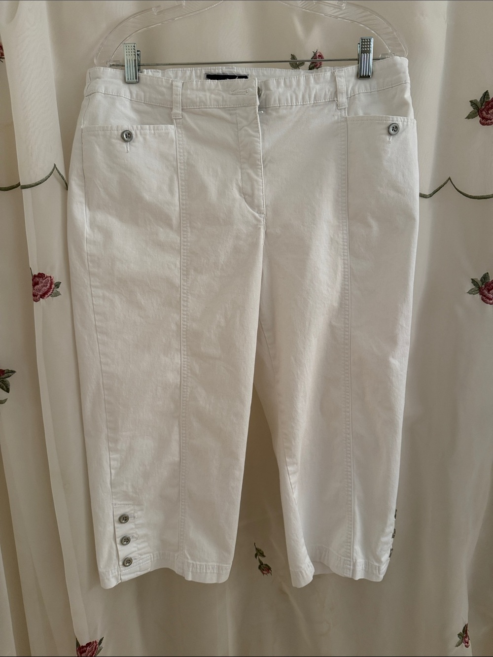 Karen Scott Crisp White Stretch Capri Pants